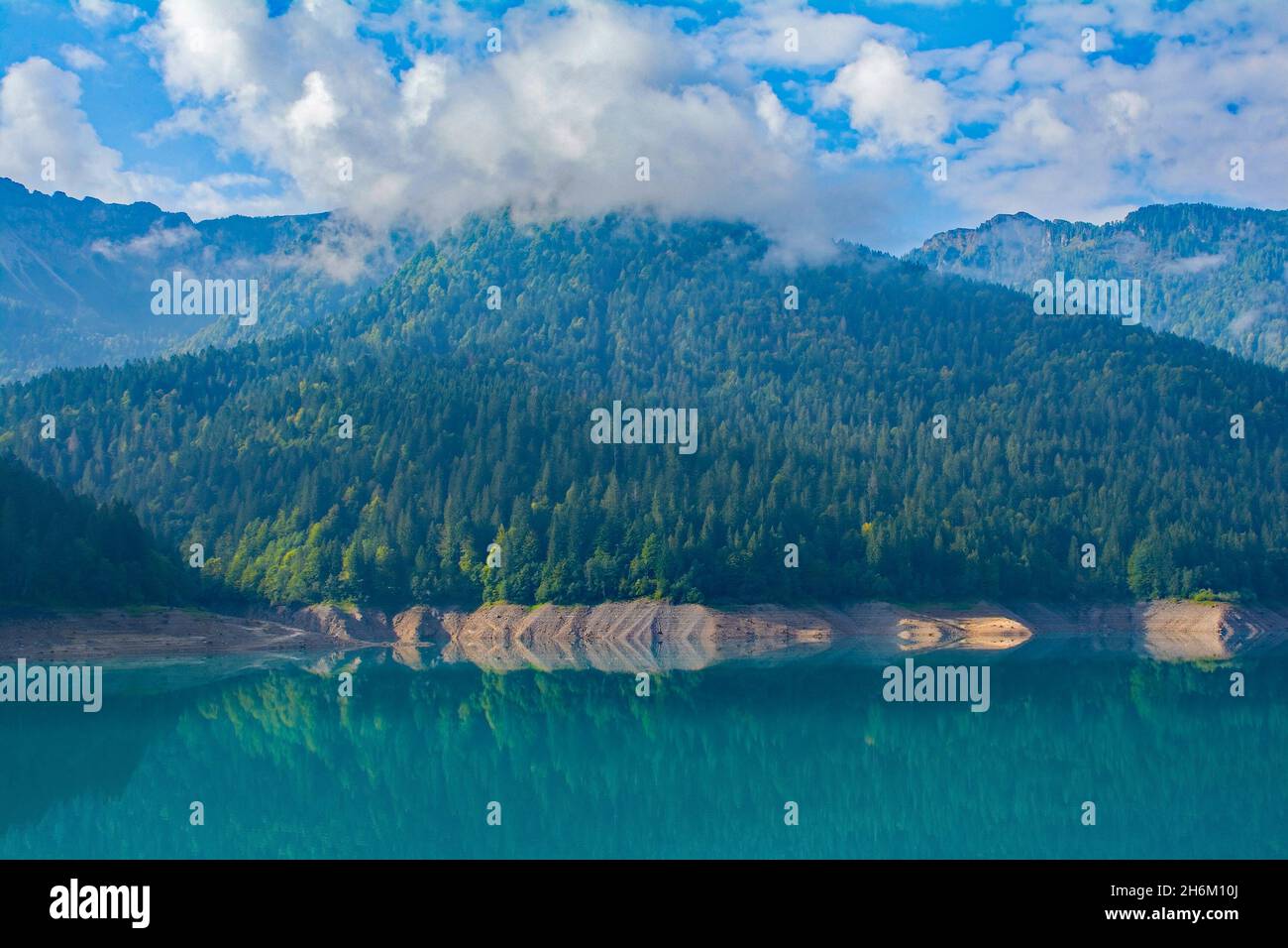 Faible niveau d'eau dans le lac Sauris, Lago di Sauris, fin septembre.Le lac est artificiel, formé par un barrage, et est situé dans la province d'Udine, au nord-est de l'Italie Banque D'Images
