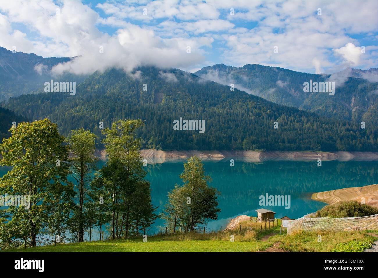 Faible niveau d'eau dans le lac Sauris, Lago di Sauris, fin septembre.Le lac est artificiel, formé par un barrage, et est situé dans la province d'Udine, au nord-est de l'Italie Banque D'Images