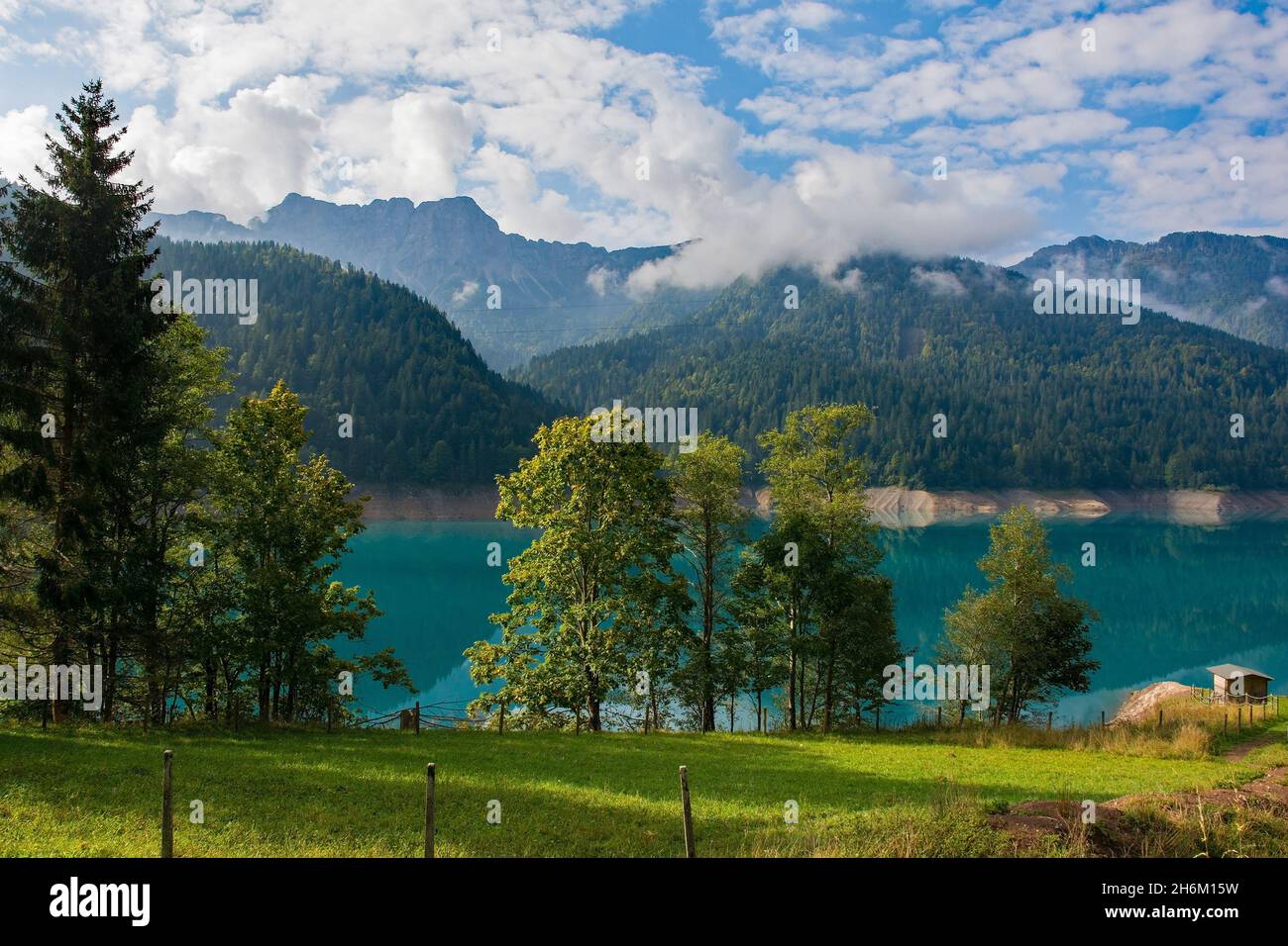 Faible niveau d'eau dans le lac Sauris, Lago di Sauris, fin septembre.Le lac est artificiel, formé par un barrage, et est situé dans la province d'Udine, au nord-est de l'Italie Banque D'Images
