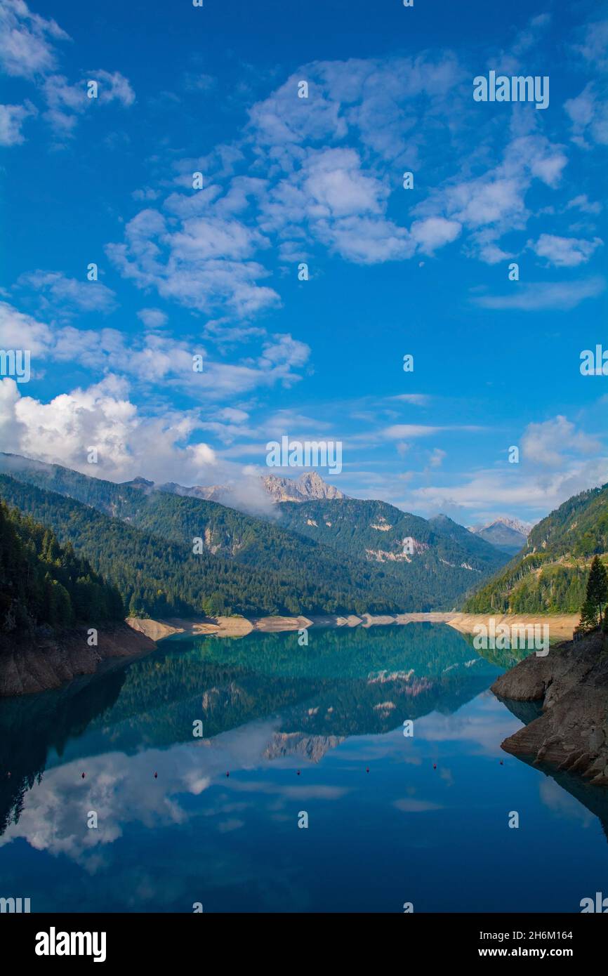 Faible niveau d'eau dans le lac Sauris, Lago di Sauris, fin septembre.Le lac est artificiel, formé par un barrage, et est situé dans la province d'Udine, au nord-est de l'Italie Banque D'Images