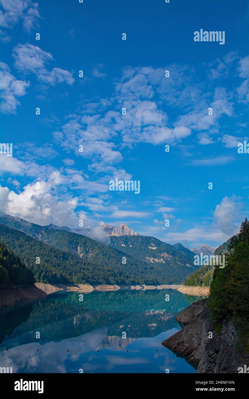 Faible niveau d'eau dans le lac Sauris, Lago di Sauris, fin septembre.Le lac est artificiel, formé par un barrage, et est situé dans la province d'Udine, au nord-est de l'Italie Banque D'Images