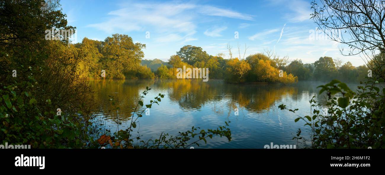 Le lac du cimetière sur Southampton Common en automne.Southampton, Angleterre. Banque D'Images