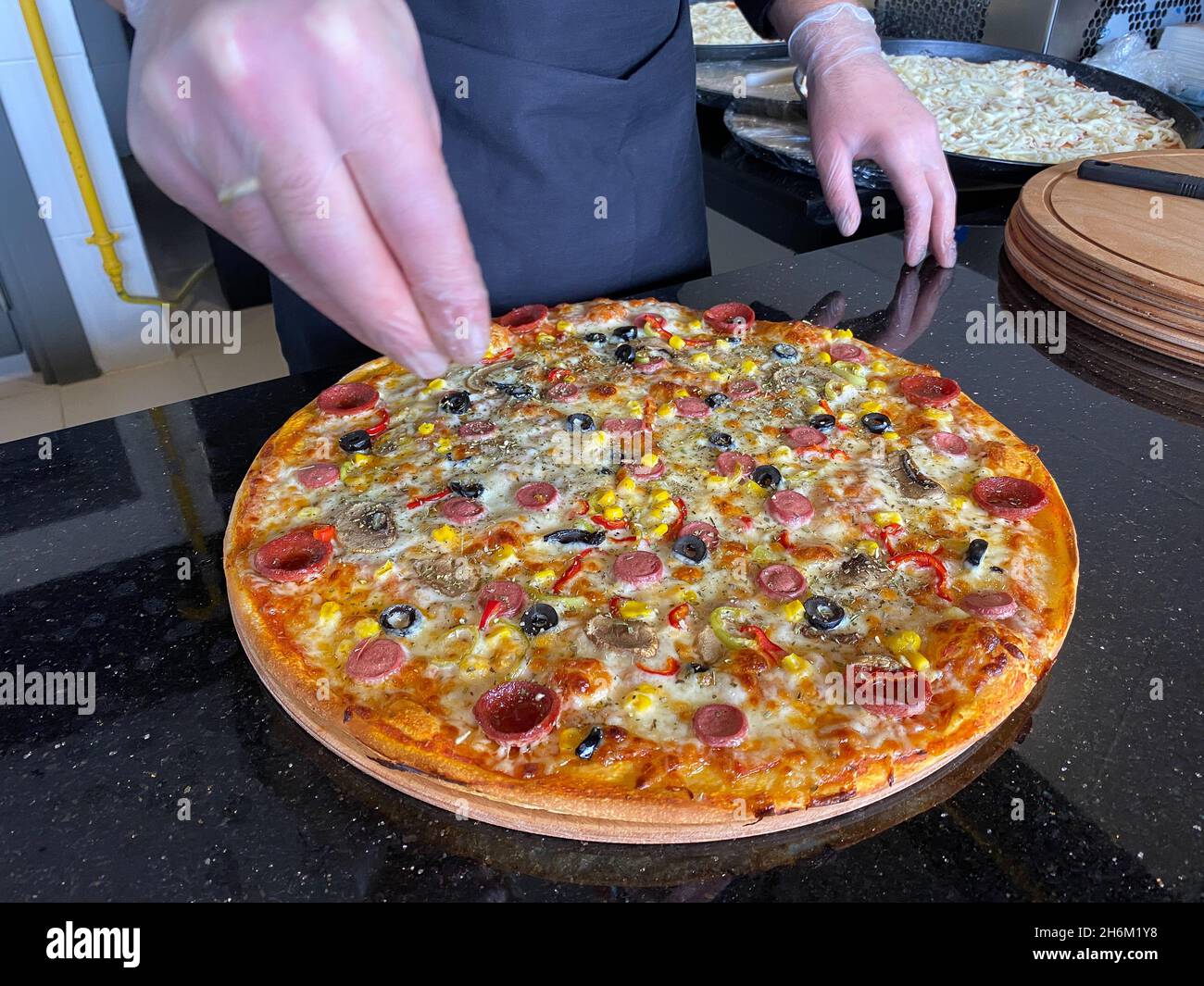 Pizza faite à la main et préparée par un maître de pizza en Turquie Banque D'Images