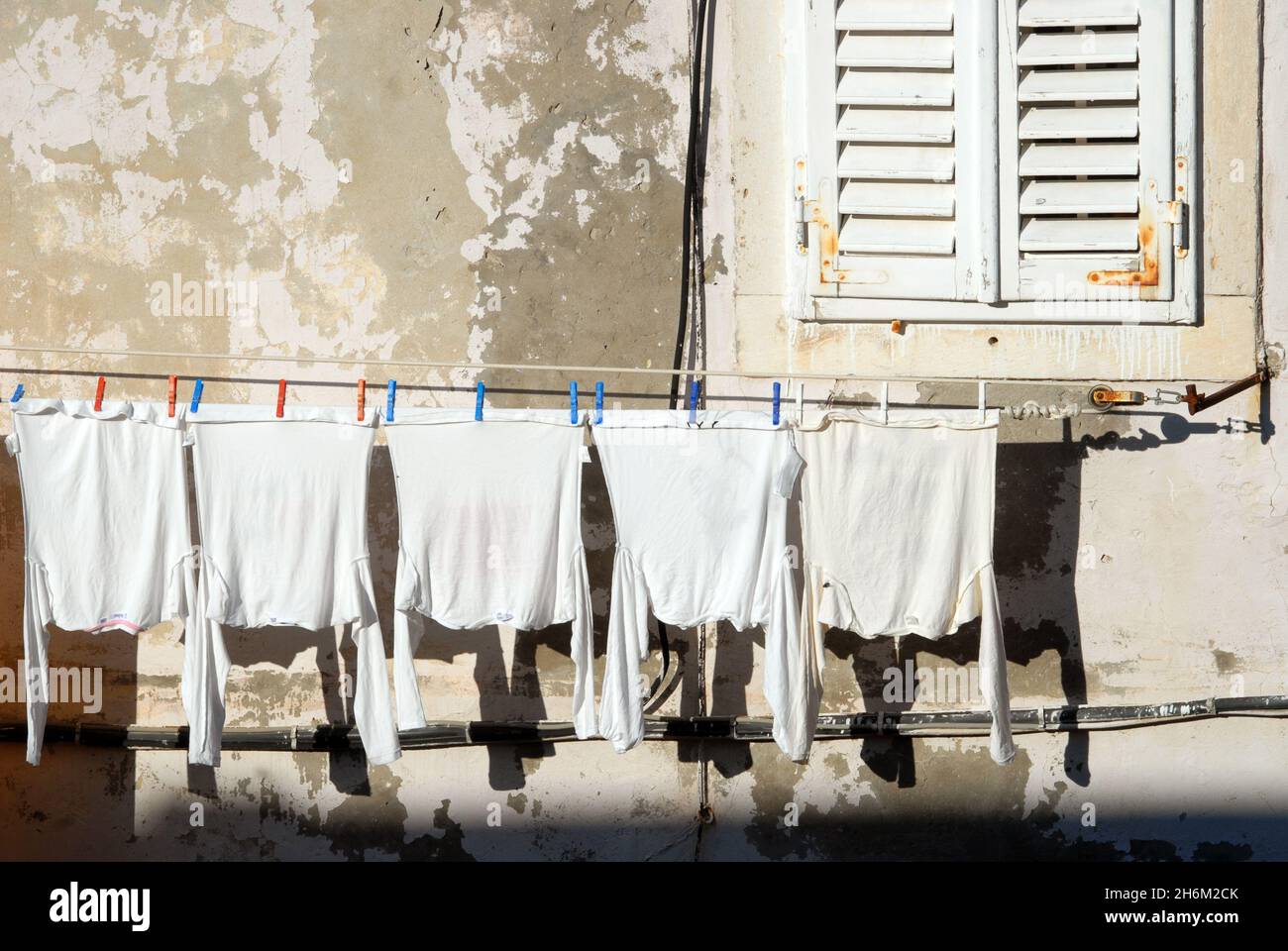 Rangée de chemises blanches accrochées à la ligne de lavage, vue depuis les remparts de la ville, la vieille ville, Dubrovnik, Croatie. Banque D'Images