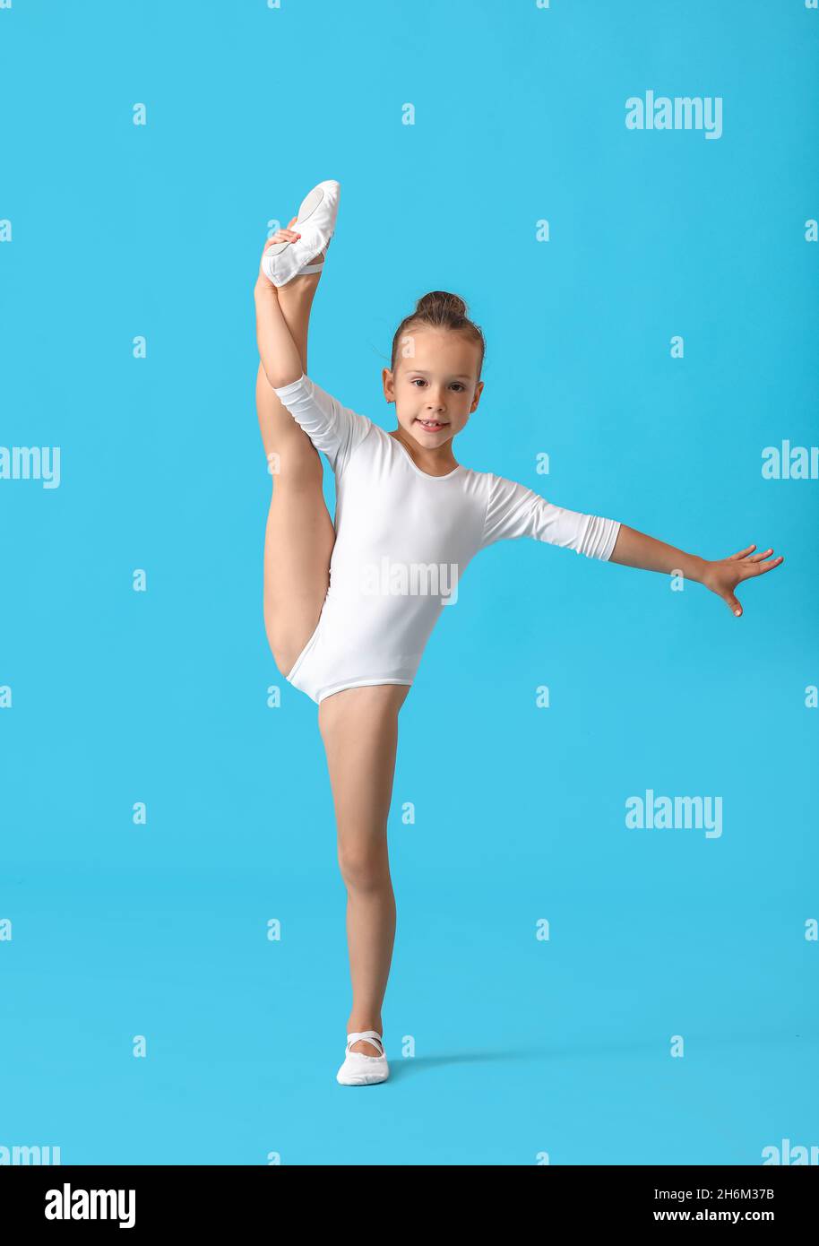 Petite fille faisant de la gymnastique sur fond de couleur Banque D'Images
