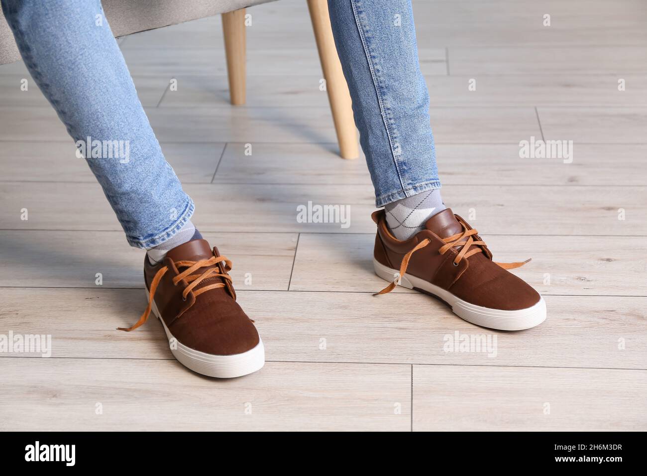 Jambes d'homme en chaussures brunes avec lacets déattachés à la maison  Photo Stock - Alamy