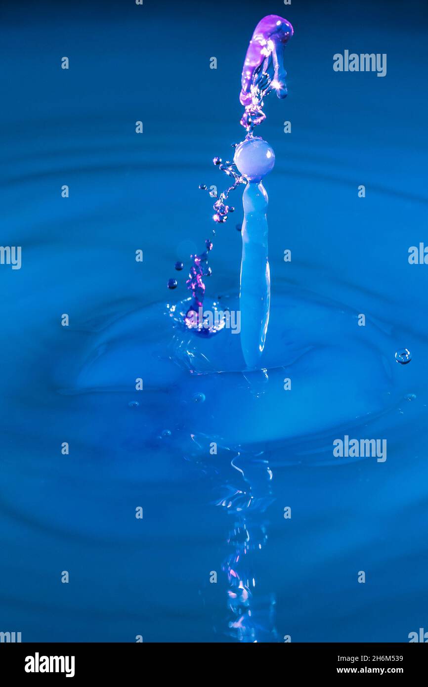 Gouttes d'eau bleu et violet Banque D'Images