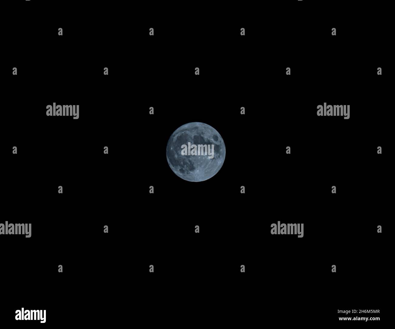 Pleine lune avec le ciel noir en arrière-plan Banque D'Images