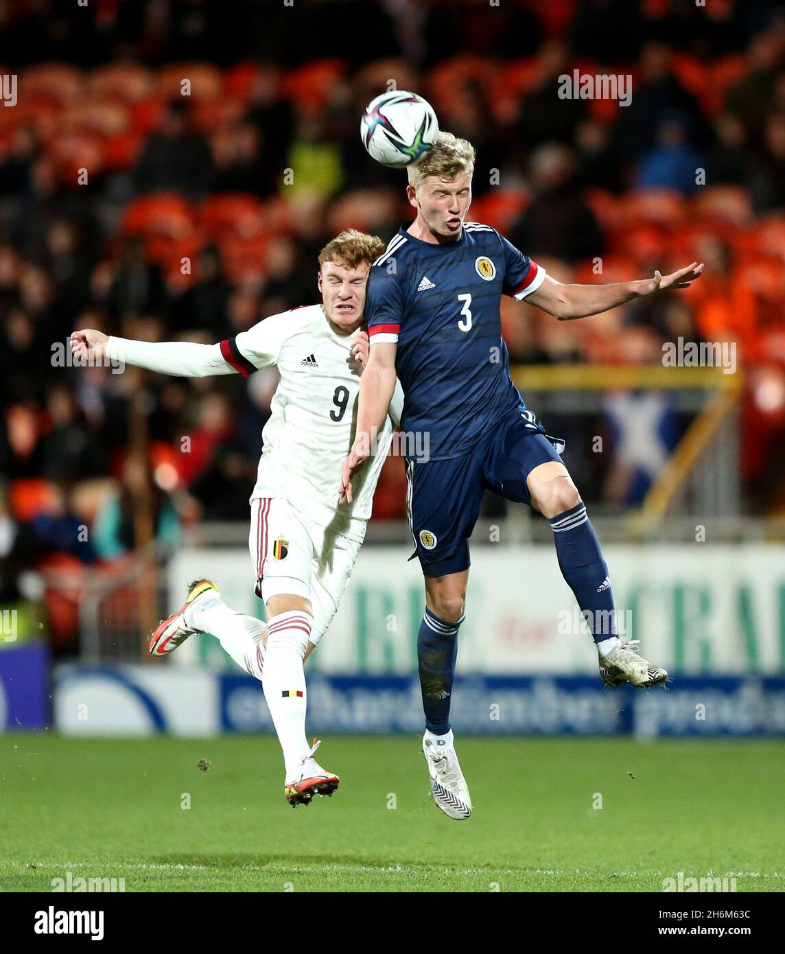 Josh Doig en Belgique (à droite) et Yorbe Vertessen en Belgique se battent pour le bal lors du match du groupe de qualification U21 de l'UEFA à Tannadice Park, Dundee.Date de la photo: Mardi 16 novembre 2021. Banque D'Images