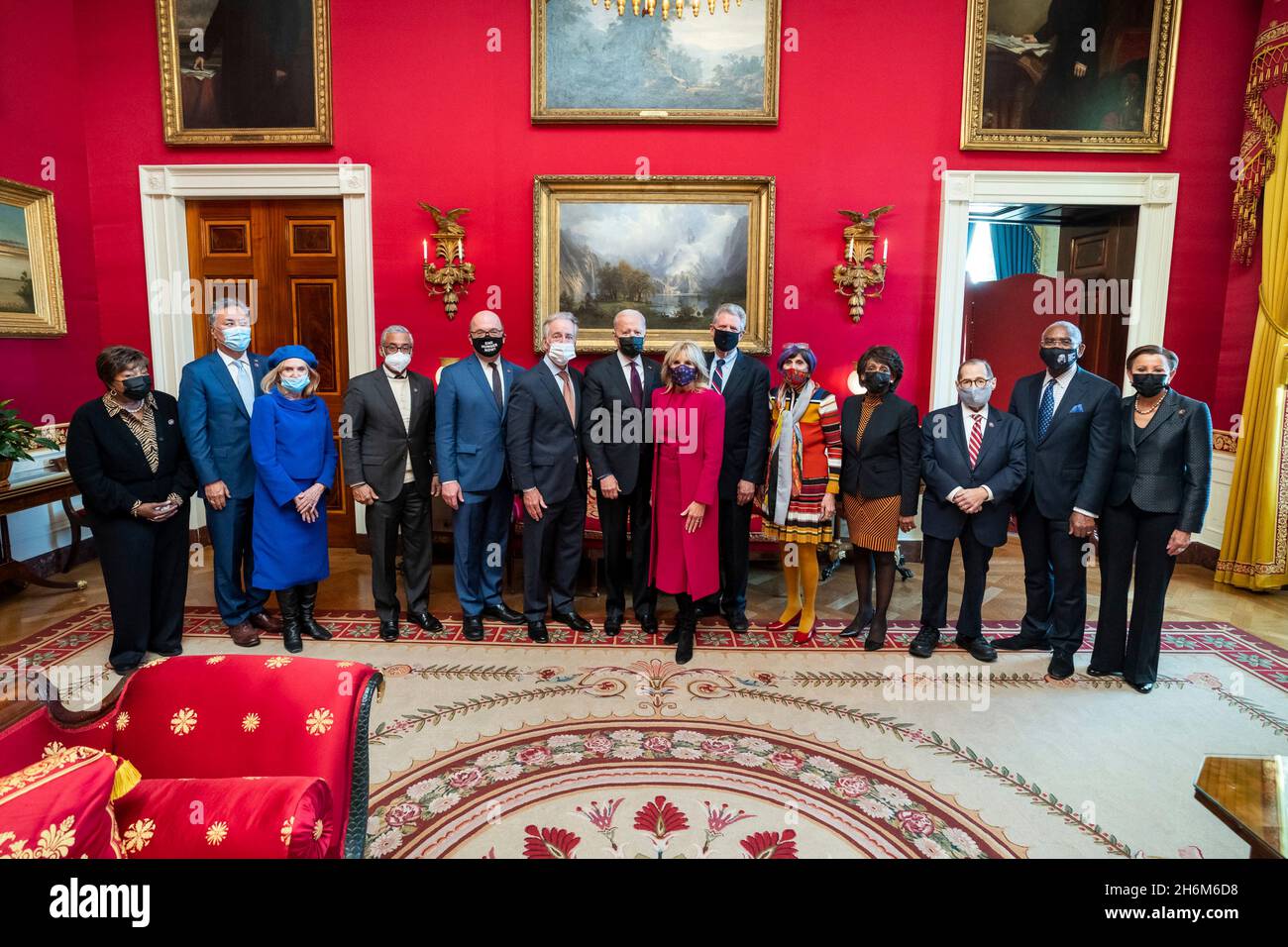 Washington, États-Unis d'Amérique.15 novembre 2021.Washington, États-Unis d'Amérique.15 novembre 2021.Le président américain Joe Biden pose avec les membres du Congrès pour célébrer la signature du projet de loi bipartisan de 1.2 billions de dollars sur les infrastructures dans la salle rouge de la Maison Blanche le 15 novembre 2021 à Washington, DC Credit: Adam Schultz/White House photo/Alay Live News Banque D'Images