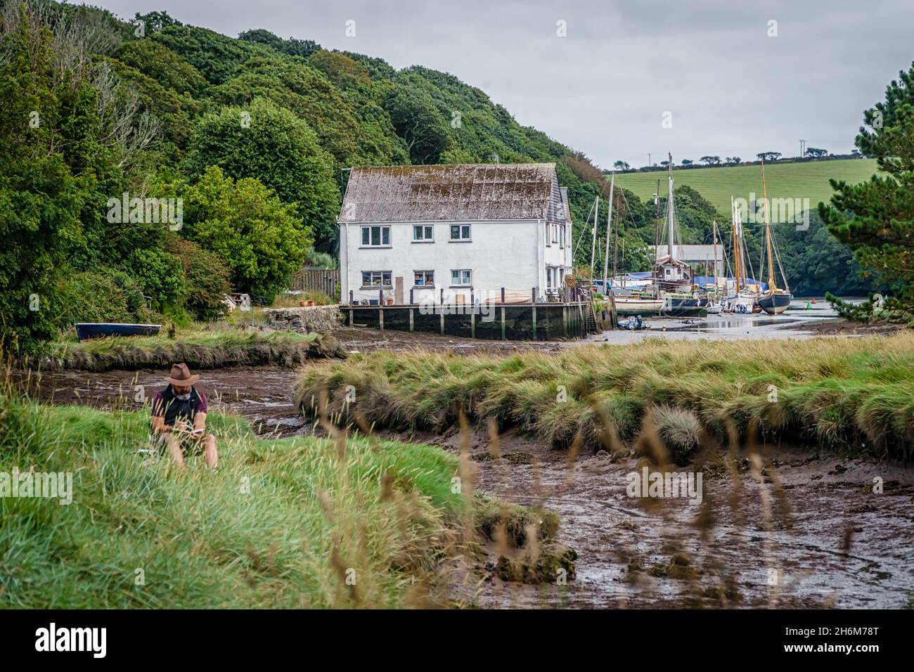 Un seul artiste est assis sur la rive de la rivière et peint la scène Banque D'Images