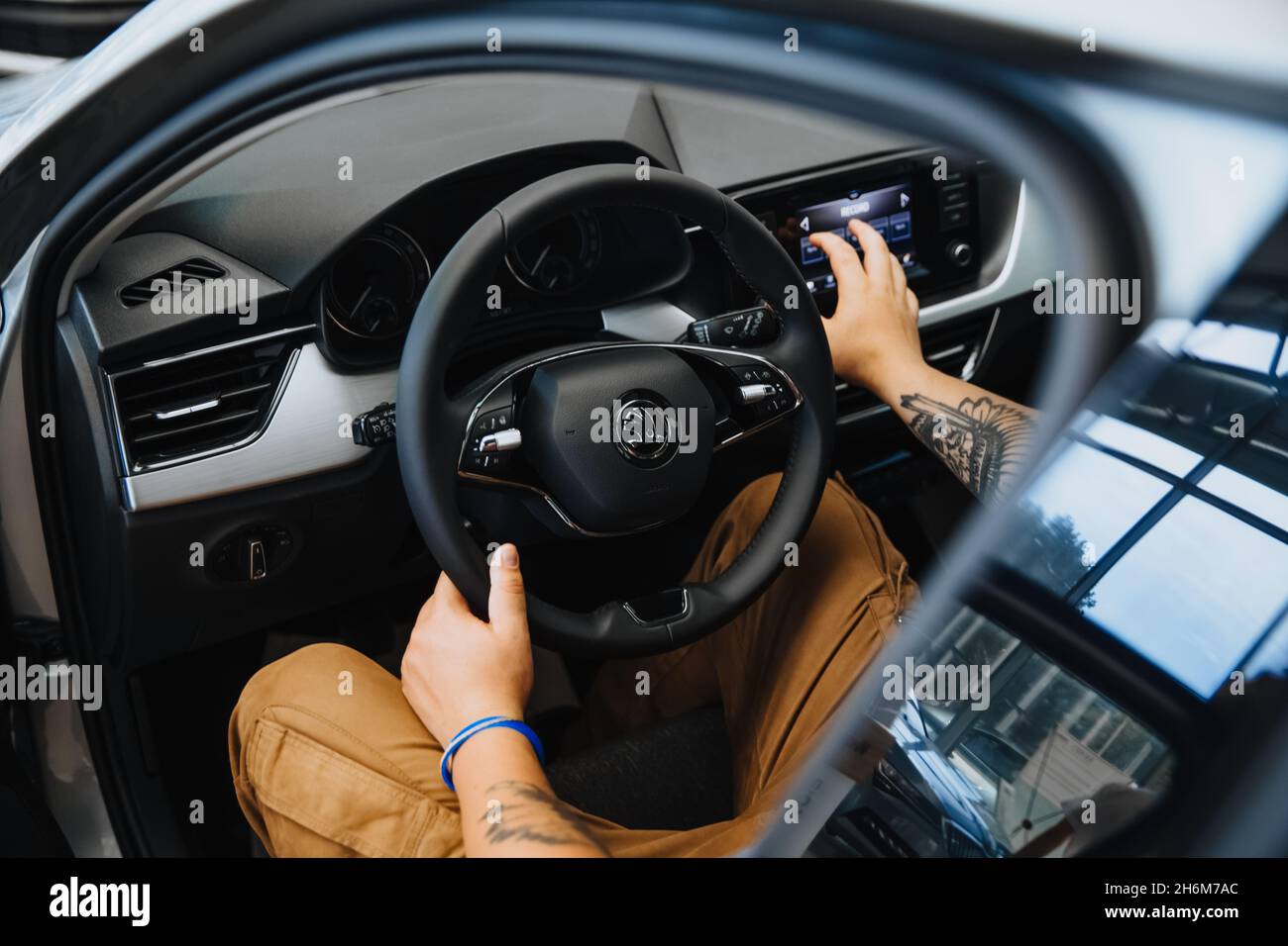 Zaporozhye,Ukraine- juillet 03 2020 : LA main d'un homme tient le volant d'une voiture. Banque D'Images