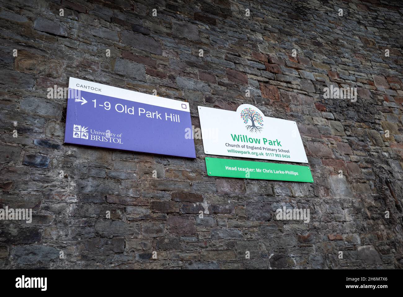 Signalisation à l'entrée de l'école primaire Willow Park CofE, Bristol, Royaume-Uni (Nov21) Banque D'Images