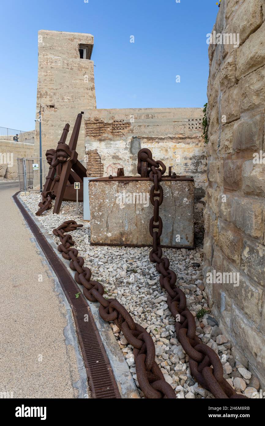 Gros plan des chaînes d'ancrage du navire rouillé à fort St Elmo, Heritage Malta, Valletta, Malte, Europe Banque D'Images