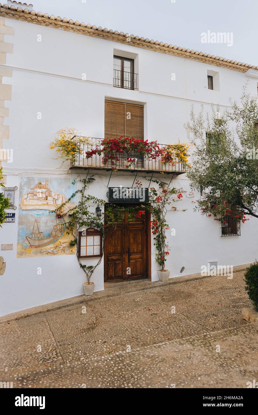 Bel ancien bâtiment en pierre blanche dans la ville d'Altea, en Espagne Banque D'Images
