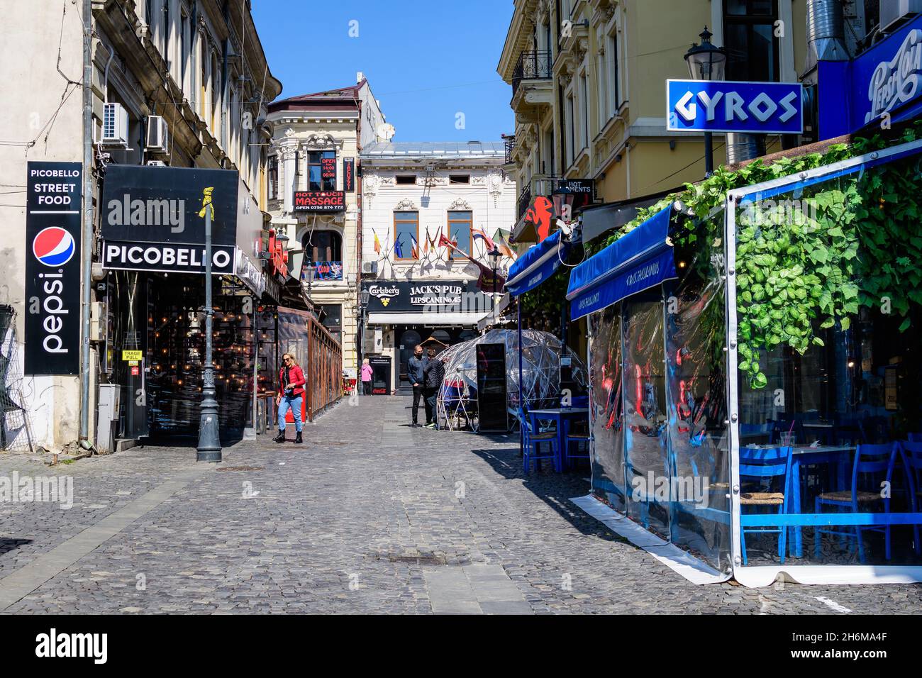 Bucarest, Roumanie - 27 mars 2021 : vieux bâtiments dans le centre historique en une journée ensoleillée de printemps Banque D'Images