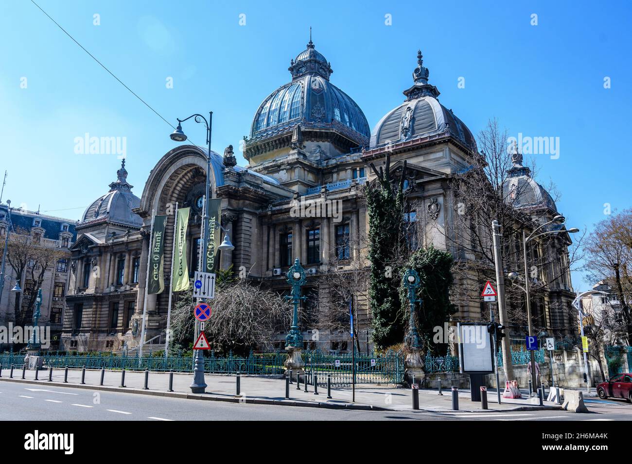 Bucarest, Roumanie - 27 mars 2021 : Palais CEC (Palatul CEC), Palais de la Banque d'épargne dans le centre historique de l'avenue Victory (Calea Victori) Banque D'Images