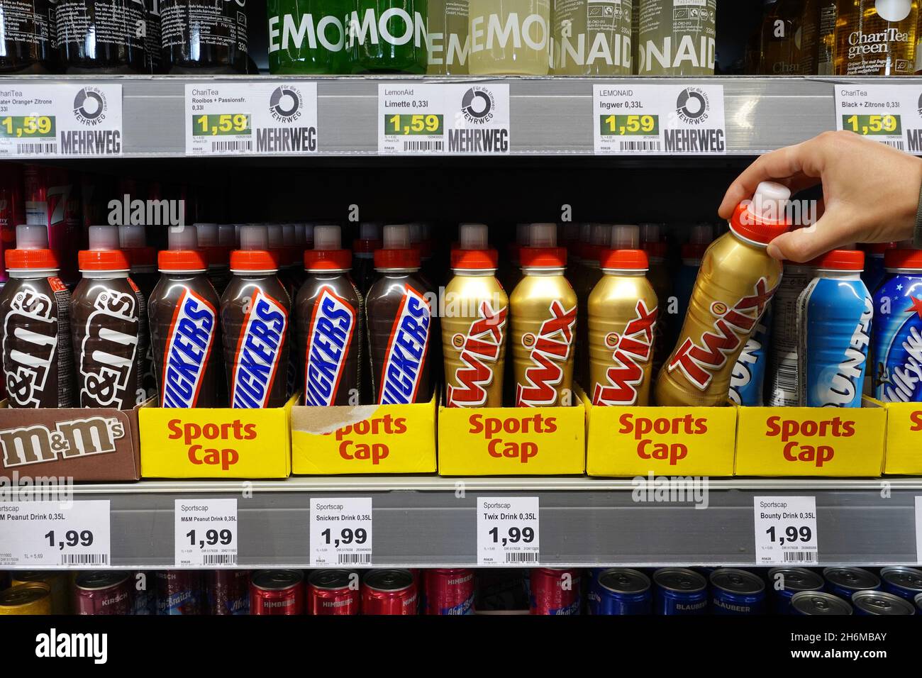 Boisson sportive dans un supermarché Banque D'Images