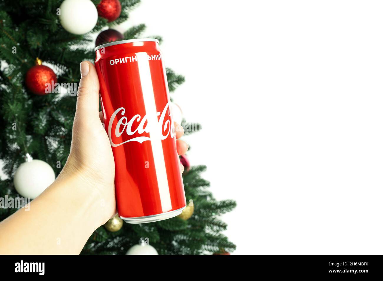 Odessa, Ukraine - 20 octobre 2021 : Composition en arbre de Noël faite de canettes de Coca-Cola, isolée sur fond blanc Banque D'Images
