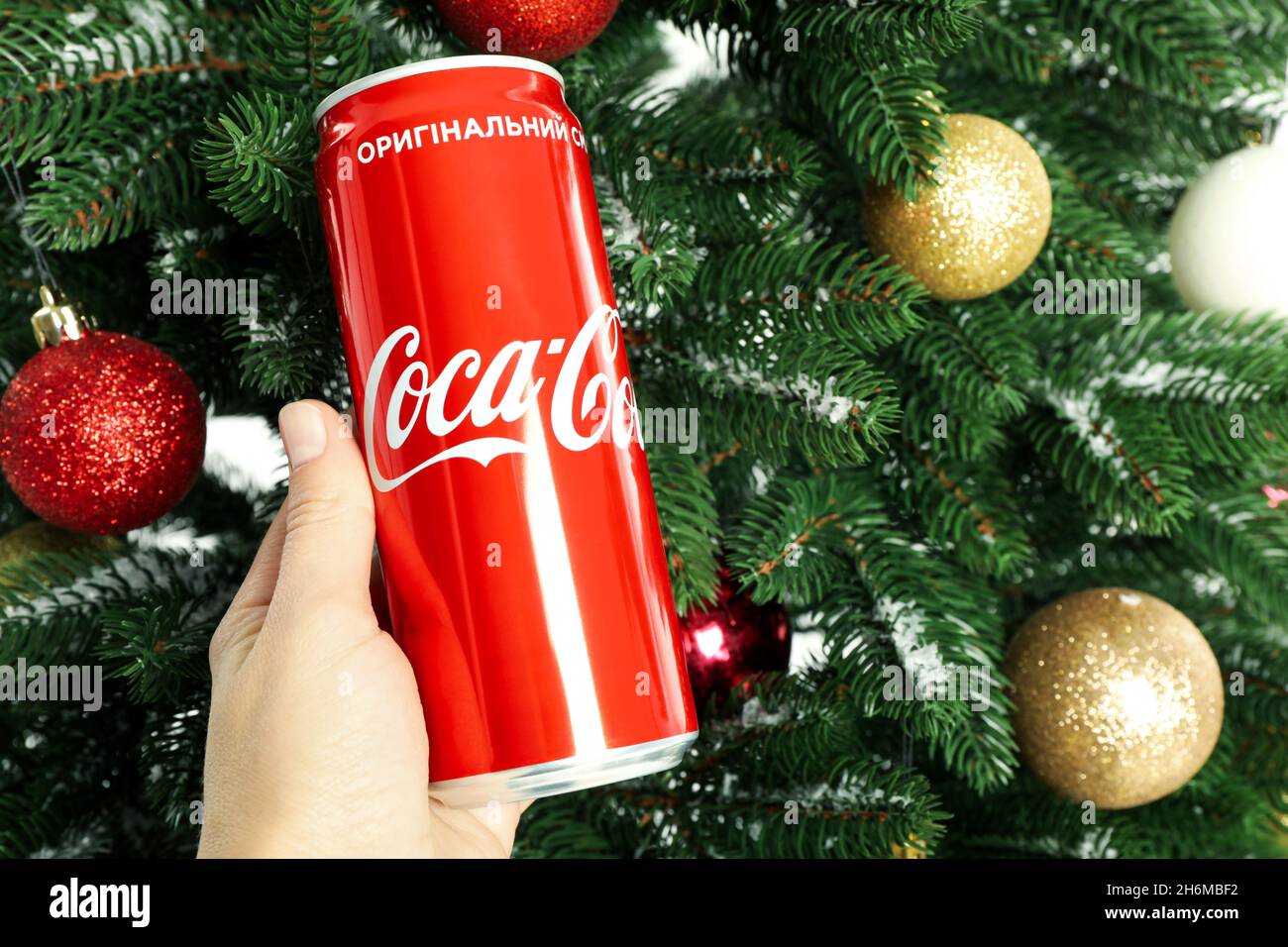 Odessa, Ukraine - 20 octobre 2021 : Composition de sapin de Noël faite de canettes de Coca-Cola, sur fond complet Banque D'Images