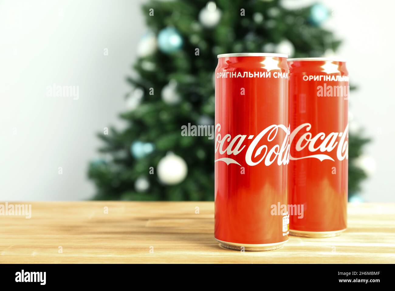 Odessa, Ukraine - 20 octobre 2021 : Composition en arbre de Noël faite de canettes de Coca-Cola sur une table en bois Banque D'Images