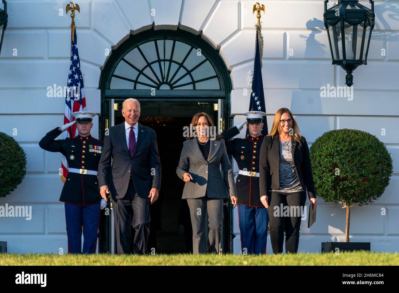 Washington, États-Unis d'Amérique.15 novembre 2021.Washington, États-Unis d'Amérique.15 novembre 2021.Le président américain Joe Biden et le vice-président Kamala Harris sortent de l'entrée diplomatique avant de signer le projet de loi bipartisan sur les infrastructures de 1.2 billions de dollars lors d'une cérémonie sur la pelouse sud de la Maison Blanche, le 15 novembre 2021 à Washington, DC Credit: Cameron Smith/White House photo/Alay Live News Banque D'Images