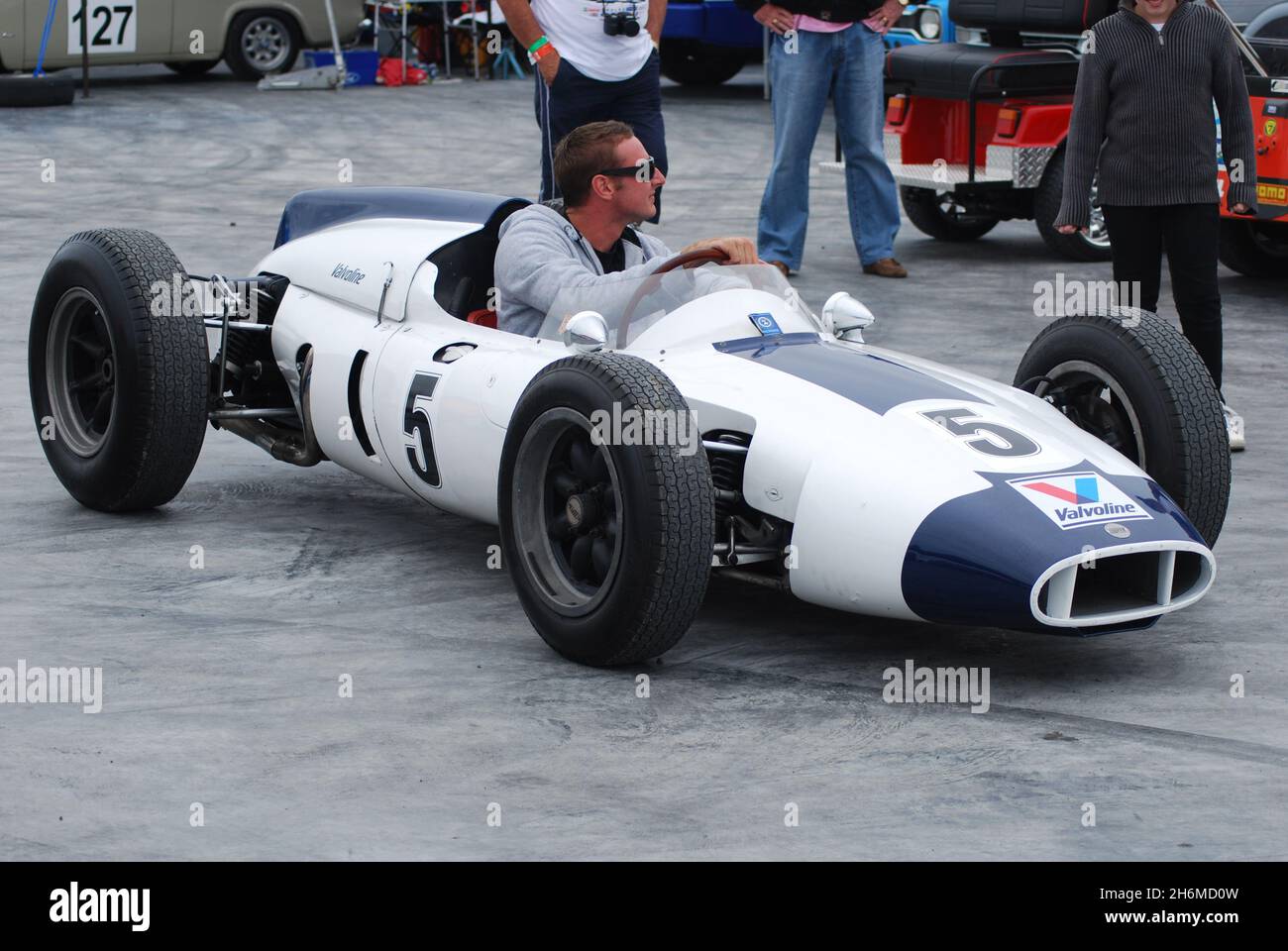 Le Cooper T53 1961 de Charlie Conway, qui a participé au défilé sur piste, célébrant Chris Amon, au Hampton Downs Festival du 22nd janvier 2011. Banque D'Images