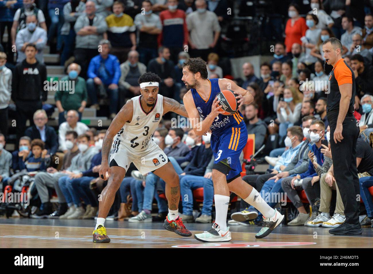 Lyon, France.16 novembre 2021.Lyon, France, 16 novembre 2021 Sergio Llull (23 Real Madrid) protège le ballon de Chris Jones (3 LDLC ASVEL) pendant le match de la saison régulière Euroligue Turkish Airlines Round 10 entre LDLC ASVEL Lyon-Villeurbanne et Real Madrid à l'Astroballe Arena de Villeurbanne, France.Lyubomir Domozetski/SPP crédit: SPP Sport Press photo./Alamy Live News Banque D'Images