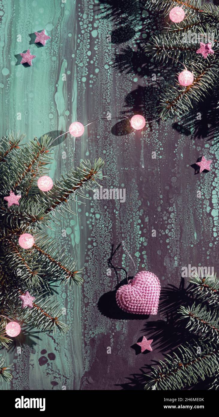 Décorations de Noël roses simples sur fond abstrait foncé.Lumières de Noël,  guirlande de boules, étoiles roses et forme de coeur étincelante avec  brindilles de sapin Photo Stock - Alamy