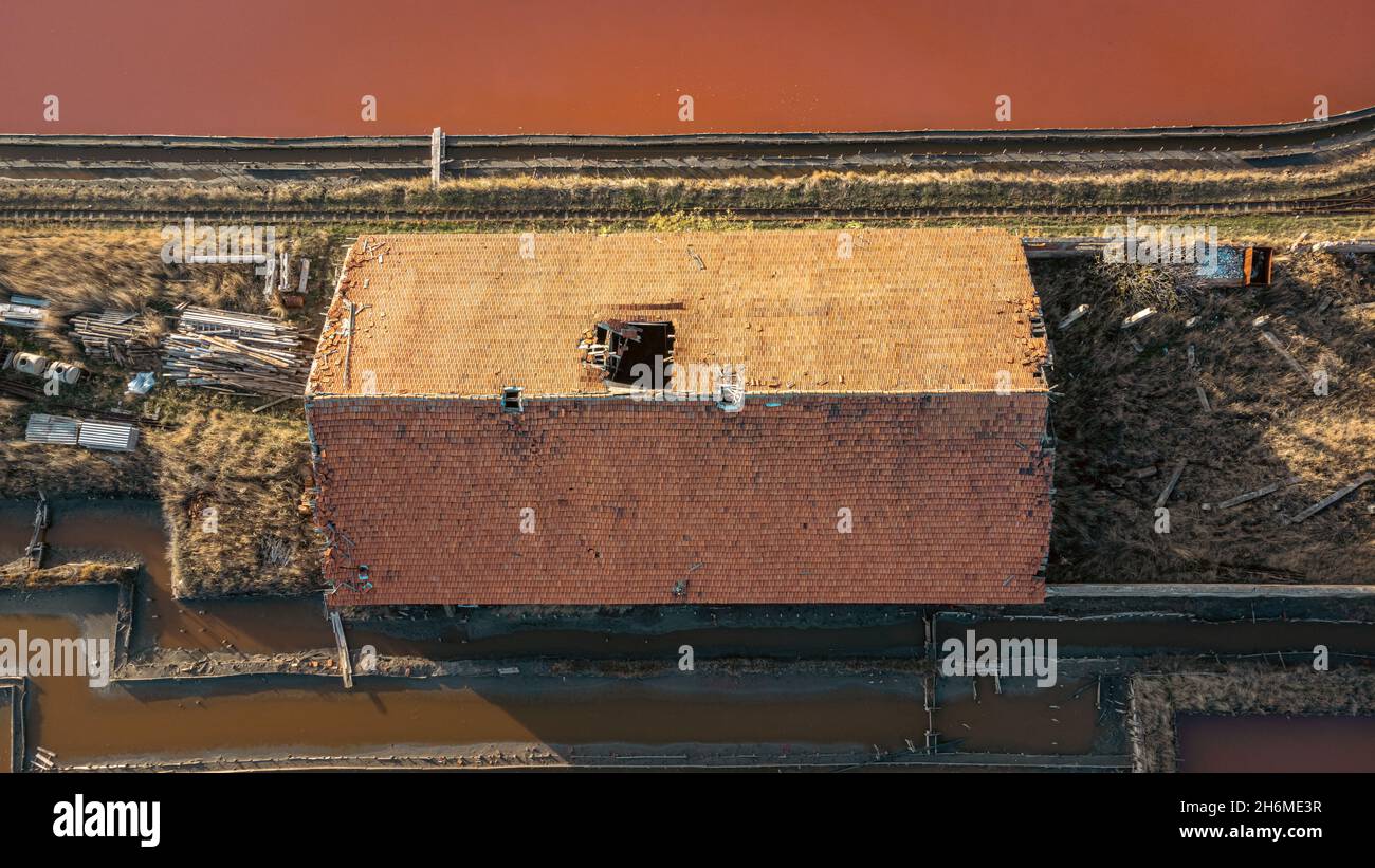 Vieux bâtiment avec un toit cassé à la salteworks Banque D'Images