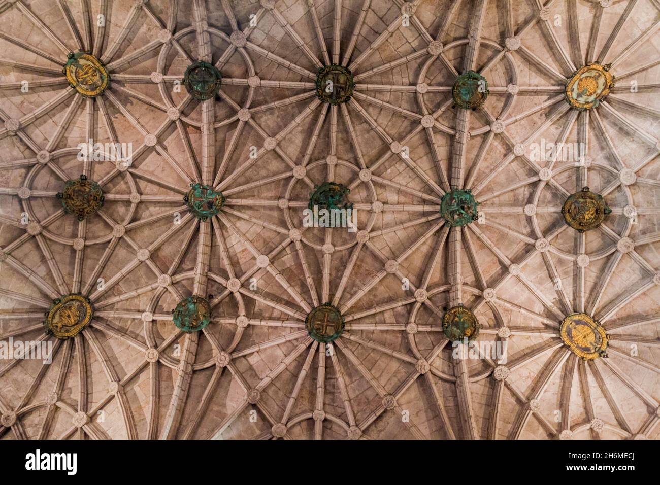 Plafond voûté gothique d'une église dans le monastère Hieronymites de Jeronimos à Lisbonne, Portugal Banque D'Images