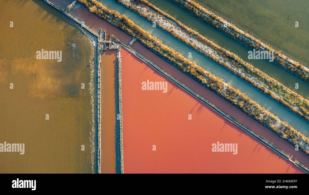 Le lac Atanasovsko est un lac côtier salé situé au nord de Burgas, en Bulgarie, à proximité directe de la mer Noire.Le lac est d'environ 5 km de long et divie Banque D'Images