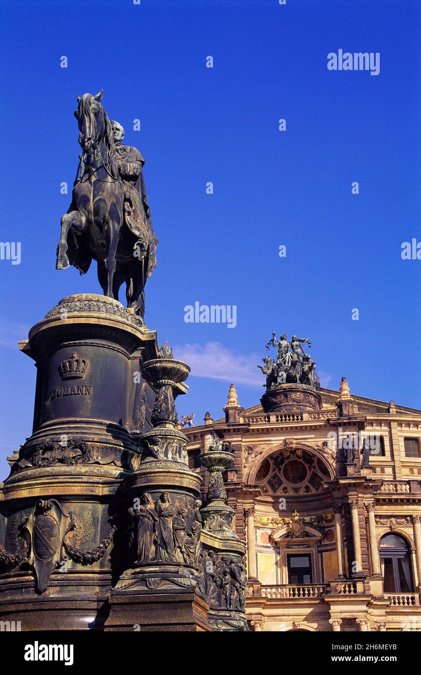 Statue du roi Jean de Saxe devant l'opéra Semper, Dresde, Saxe, Allemagne Banque D'Images