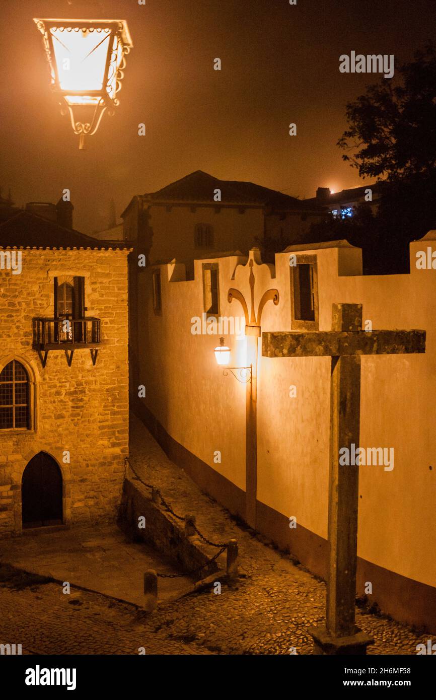 Vue de nuit sur les rues pavées du village d'Obidos, Portugal Banque D'Images