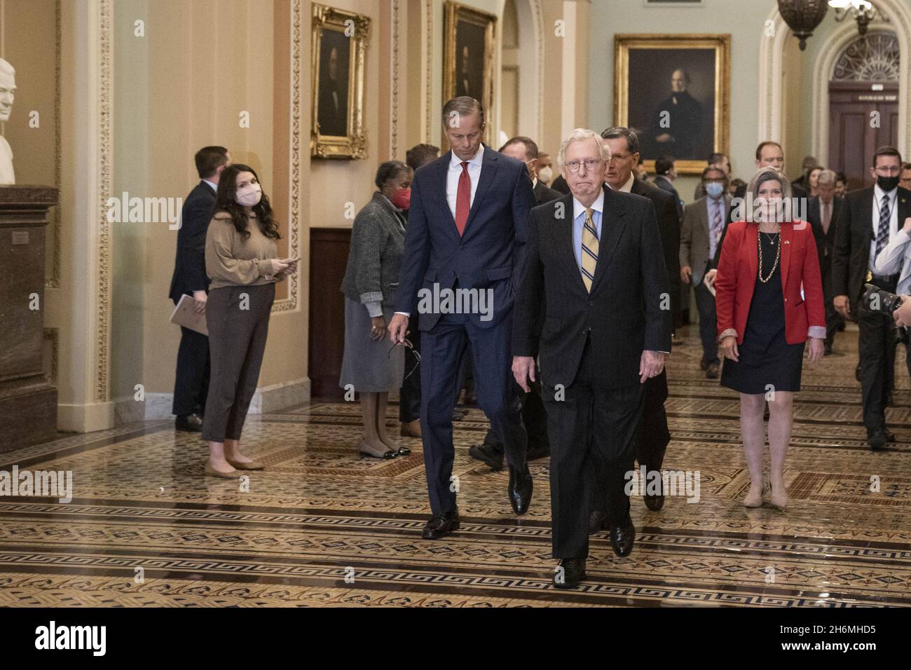 Washington, États-Unis.16 novembre 2021.Leader minoritaire du Sénat Mitch McConnell, R-KY, sénateur John Thune, R-SD, sénateur John Barrasso,R-WY et le sénateur Joni Ernst, R-IA, arrivent à une conférence de presse à la suite du déjeuner hebdomadaire du caucus républicain au Capitole des États-Unis à Washington, DC, le mardi 16 novembre 2021.Photo de Sarah Silbiger/UPI crédit: UPI/Alay Live News Banque D'Images