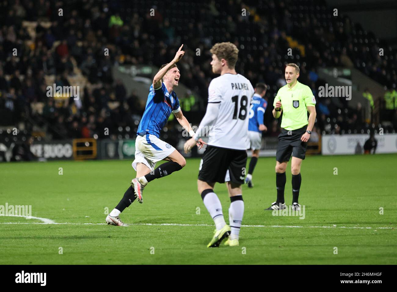 NOTTINGHAM, ROYAUME-UNI.16 NOVEMBRE.Jake Beesley, de Rochdale, célèbre le deuxième but du match de ses côtés lors du match de répétition du 1er tour de la coupe Emirates FA entre le comté de Notts et Rochdale au stade Meadow Lane de Nottingham, le mardi 16 novembre 2021.(Crédit : James HolyOak) Banque D'Images