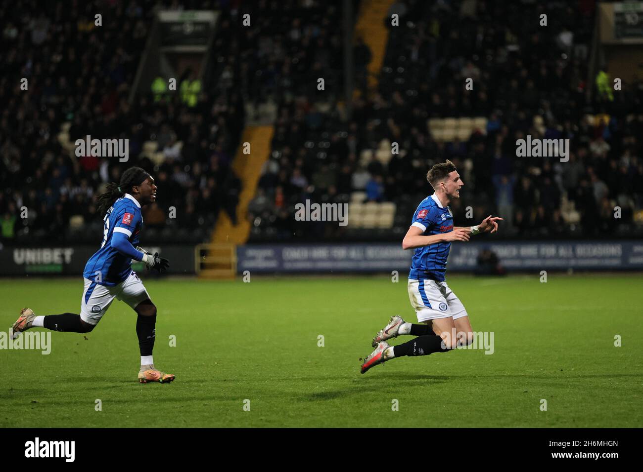 NOTTINGHAM, ROYAUME-UNI.16 NOVEMBRE.Jake Beesley, de Rochdale (à droite), célèbre le deuxième but du match de sa partie lors du match de répétition de la coupe Emirates FA du 1er tour entre Notts County et Rochdale au Meadow Lane Stadium, Nottingham, le mardi 16 novembre 2021.(Crédit : James HolyOak) Banque D'Images