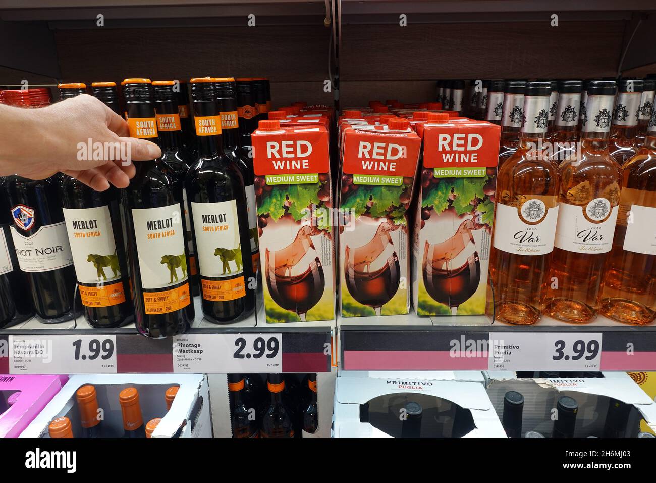 Vin rouge à vendre au supermarché Banque D'Images