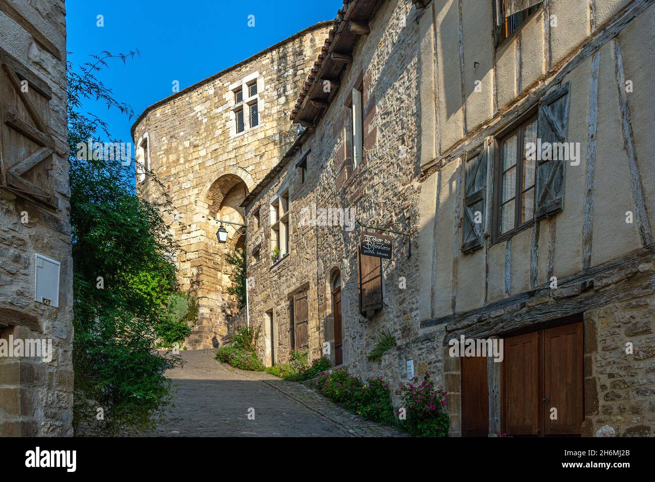 La colline médiévale, ou Bastide village de cordes-sur-ciel dans le sud de la France. Banque D'Images