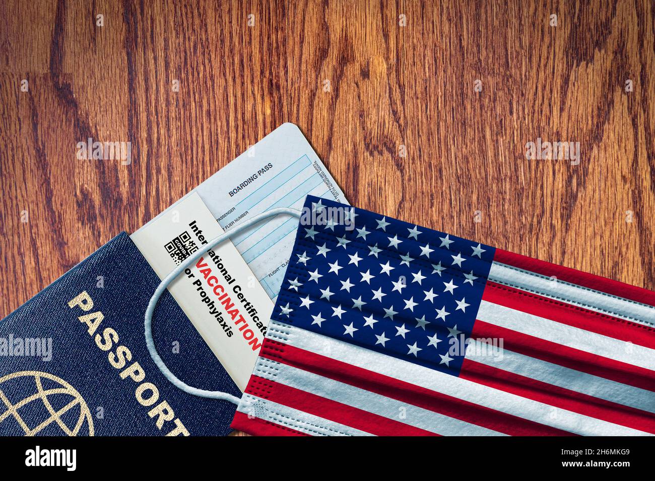 États-Unis nouveau voyage normal avec passeport, carte d'embarquement, masque facial avec drapeau américain et certificat de vaccination COVID-19.Concept de passeport vaccinal Banque D'Images