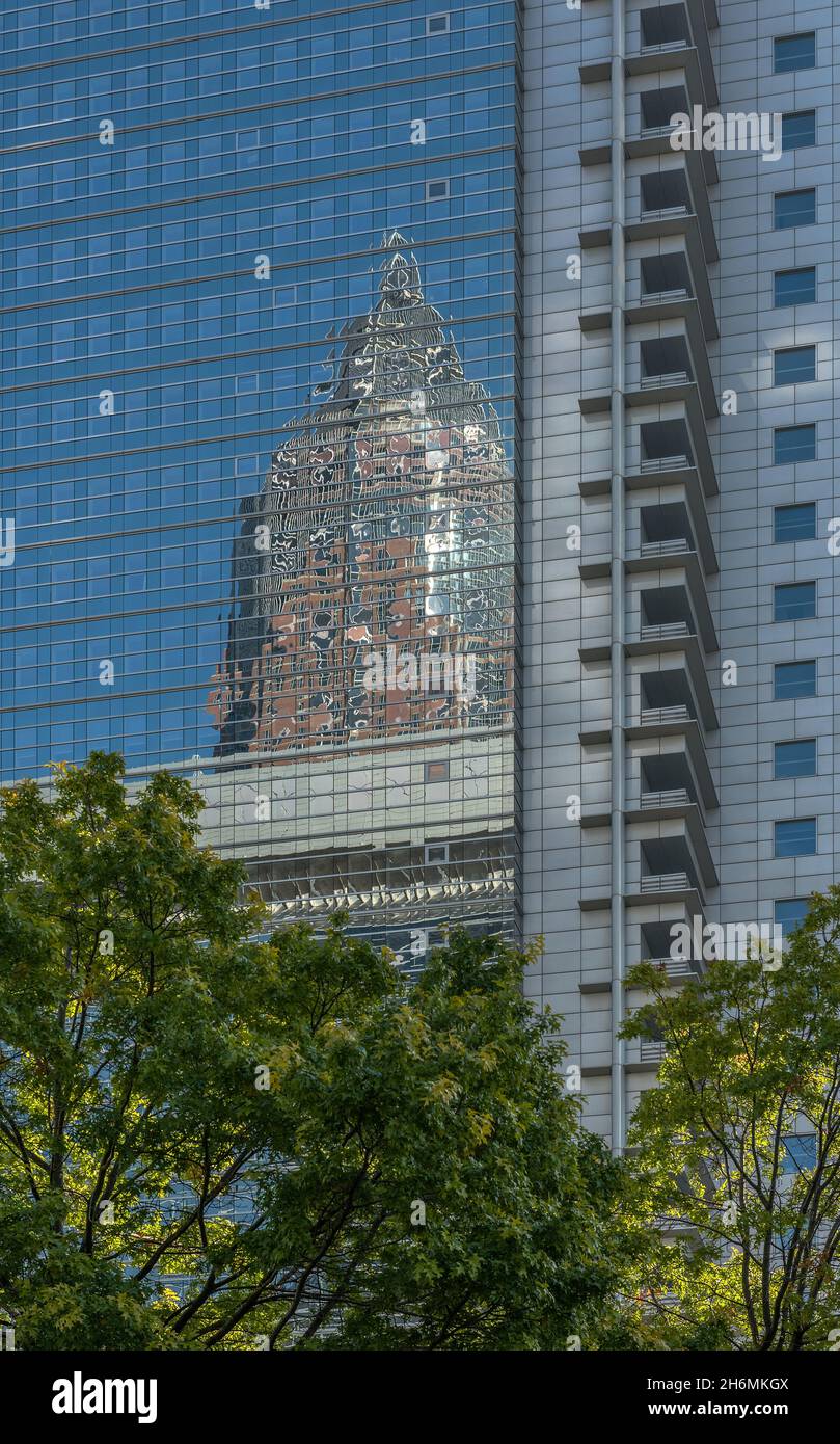 le messeturm se reflète dans la façade en verre d'une maison en face Banque D'Images