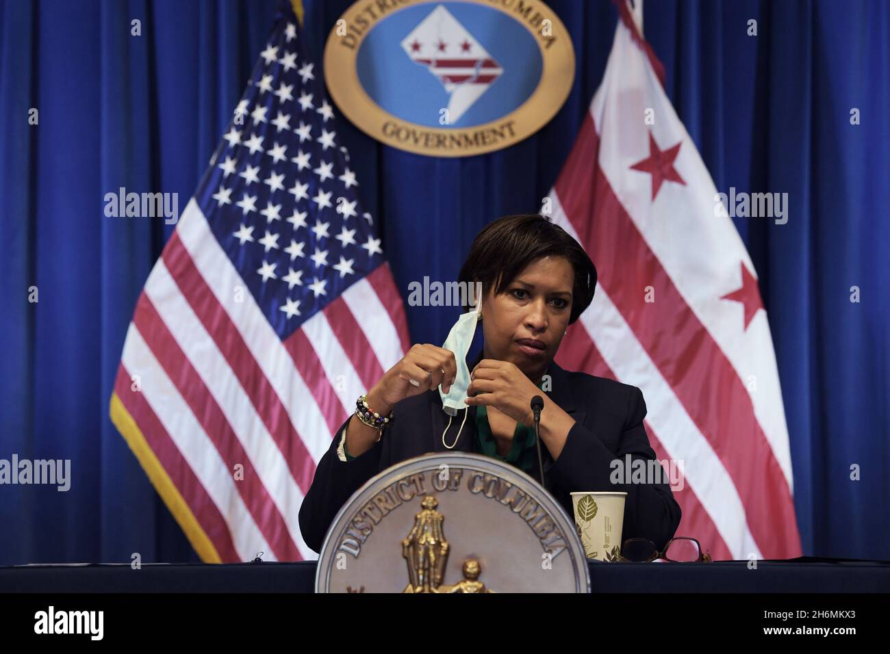 16 novembre 2021, Washington, Distric of Columbia, États-Unis: Le maire de DC, MURIEL BOWSER, tient une conférence de presse au sujet de la mise à jour sur la situation pandémique de Covid19 aujourd'hui, le 16 novembre 2021, à l'édifice John A. Wilson à Washington DC, États-Unis.(Credit image: © Lénine Nolly/ZUMA Press Wire) Banque D'Images