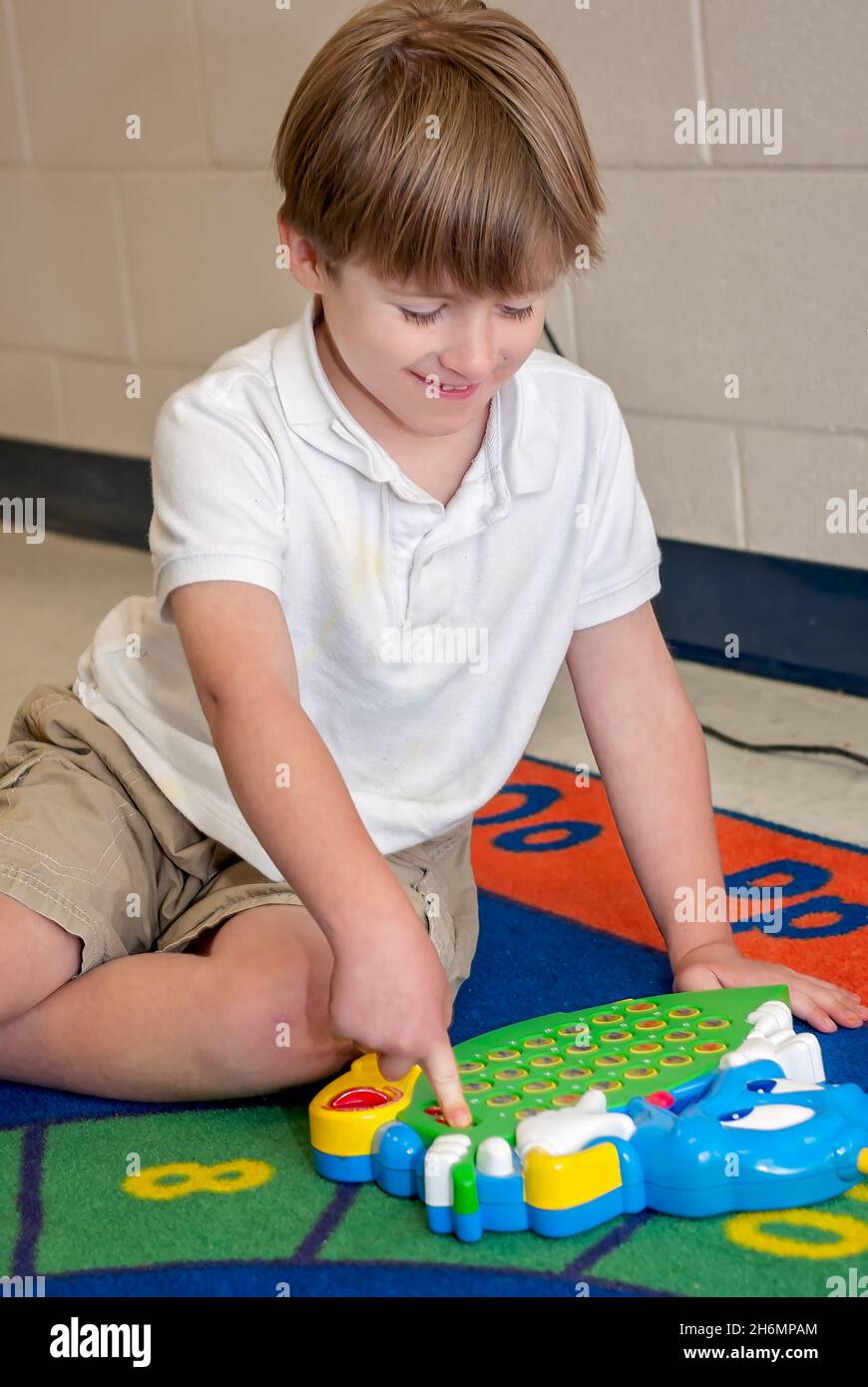 Un kindergartner joue avec le jouet électronique Phonics Firefly par Educational Insights le dernier jour de l'école, le 13 juin 2011, au Mississippi. Banque D'Images