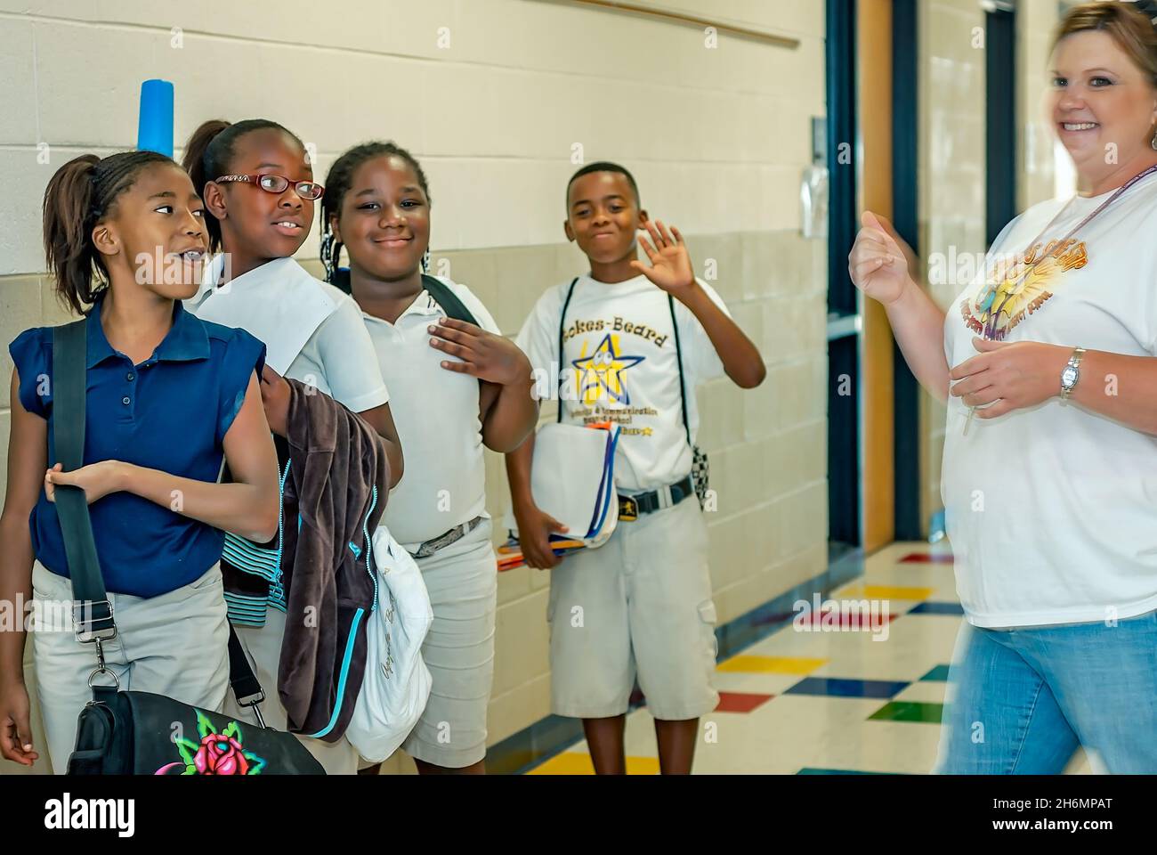 Les élèves des écoles primaires font la vague de Au revoir à leurs enseignants alors qu'ils font la queue pour le bus le dernier jour de l'école, le 13 juin 2011, au Mississippi. Banque D'Images