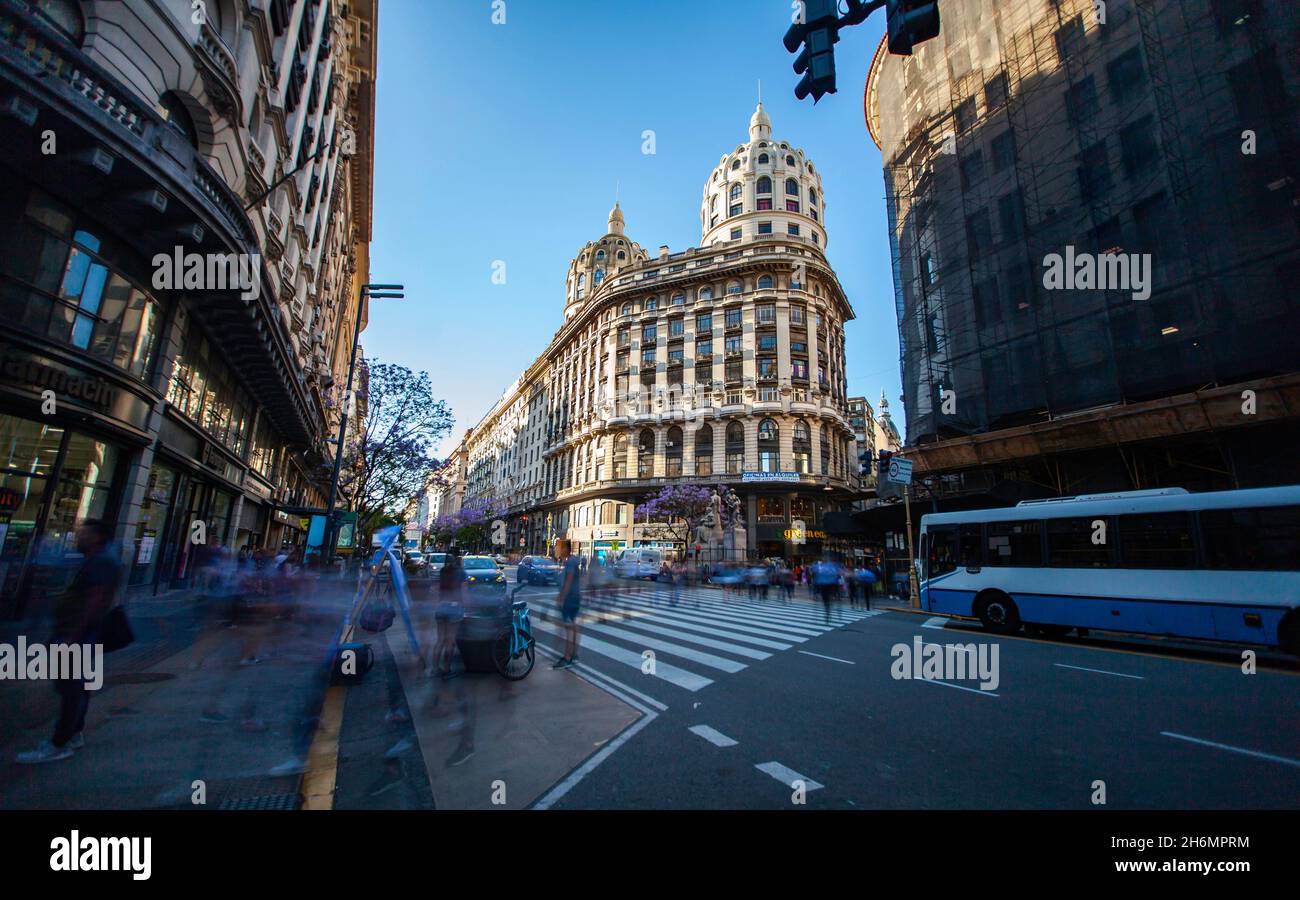 Vue sur la circulation et les piétons dans la rue avec le bâtiment éclectique de Bencich en arrière-plan Banque D'Images