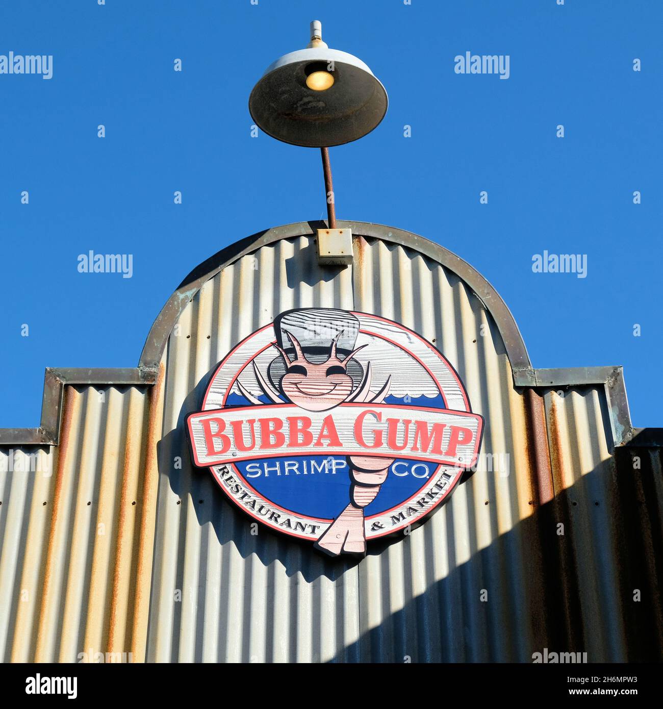 Panneau au-dessus du restaurant Bubba Gump Shrimp Co à Pier 39, San Francisco, Californie ; restaurant sur le thème des fruits de mer basé sur les personnages du film Forrest Gump. Banque D'Images
