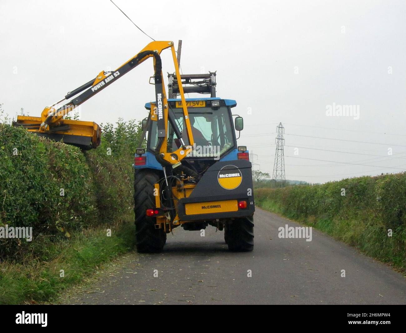 Octobre 2011 - Farmer travaillant sous contrat avec le conseil pour l'ajustement des haies en automne Banque D'Images
