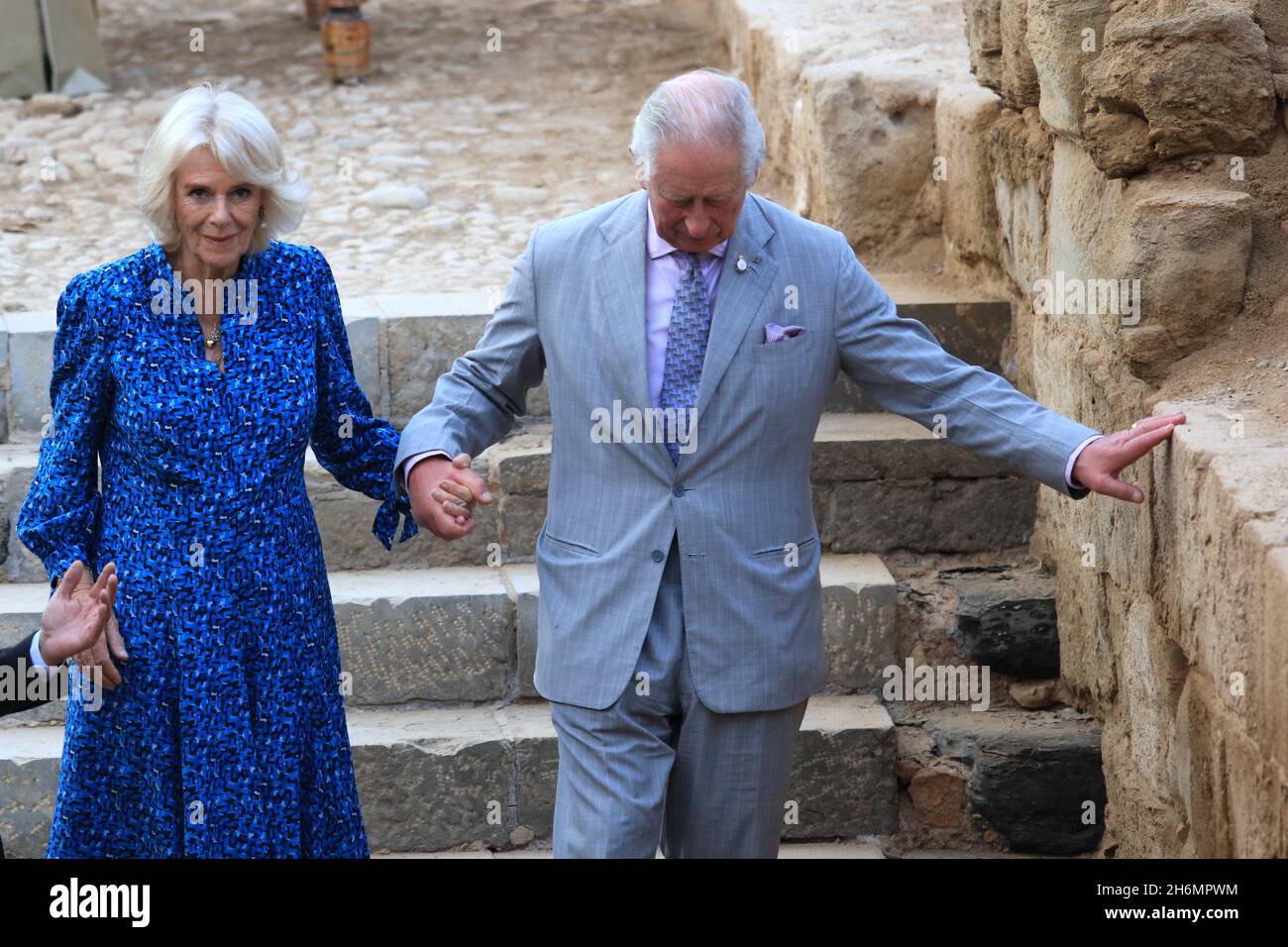 Amman, Jordanie.16 novembre 2021.Le prince Charles (R) de Grande-Bretagne et sa femme Camilla, la duchesse de Cornouailles, visitent un site archéologique à Amman, en Jordanie, le 16 novembre 2021.Credit: Mohammad Abu Ghosh/Xinhua/Alamy Live News Banque D'Images