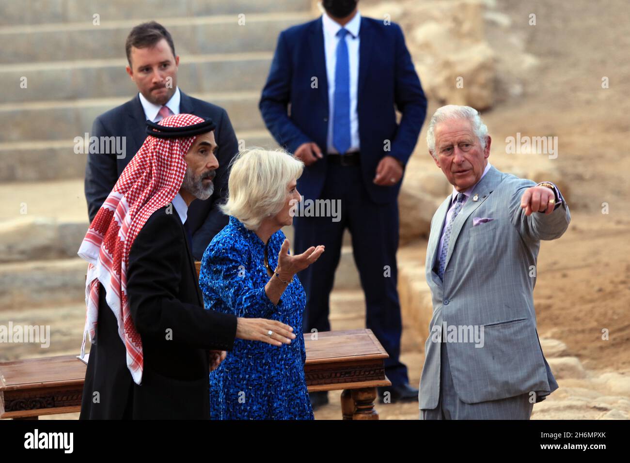 Amman, Jordanie.16 novembre 2021.Le prince Charles (R, front) de Grande-Bretagne et sa femme Camilla (C, front), la duchesse de Cornouailles, visitent un site archéologique à Amman, Jordanie, le 16 novembre 2021.Credit: Mohammad Abu Ghosh/Xinhua/Alamy Live News Banque D'Images