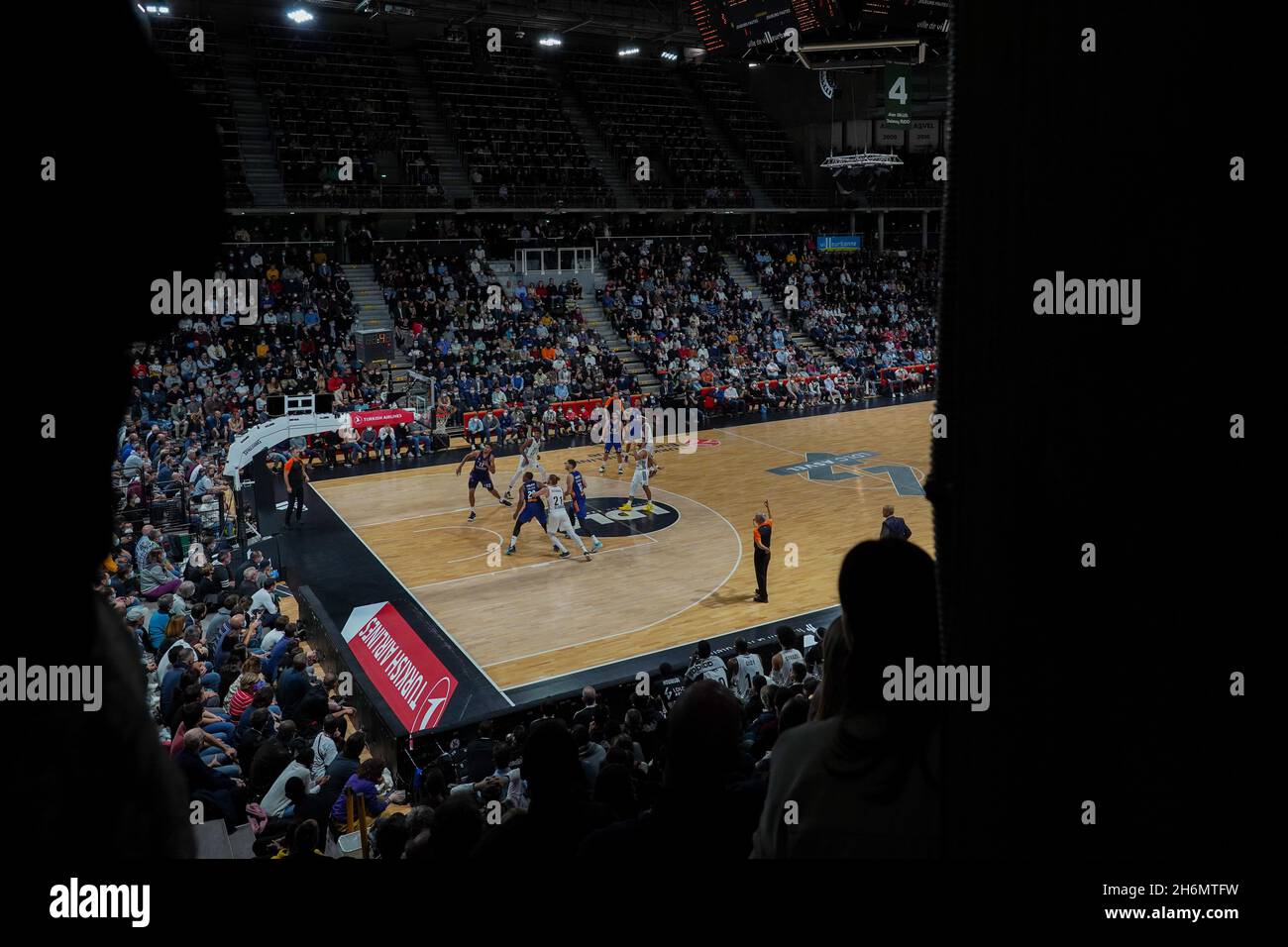 Lyon, France.16 novembre 2021.Lyon, France, le 16 novembre 2021 Une vue générale de l'arène pendant le jeu de la saison régulière Euroligue Turkish Airlines Round 10 entre LDLC ASVEL Lyon-Villeurbanne et Real Madrid à l'Astroballe Arena de Villeurbanne, France.Lyubomir Domozetski/SPP crédit: SPP Sport Press photo./Alamy Live News Banque D'Images